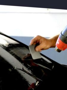 pose de sticker micro perforé sur véhicule d'entreprise